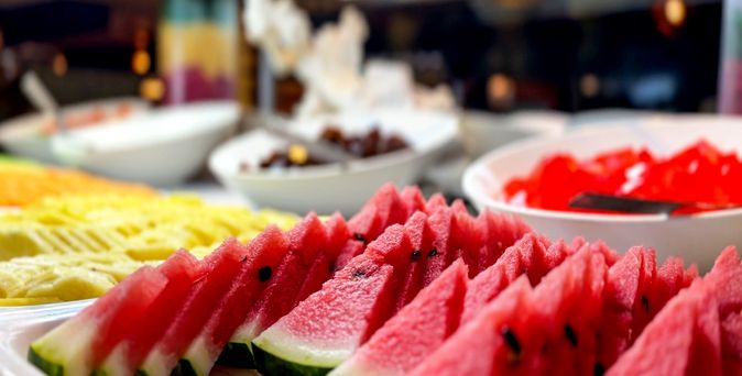 Wassermelonen und anderes Obst als Buffet