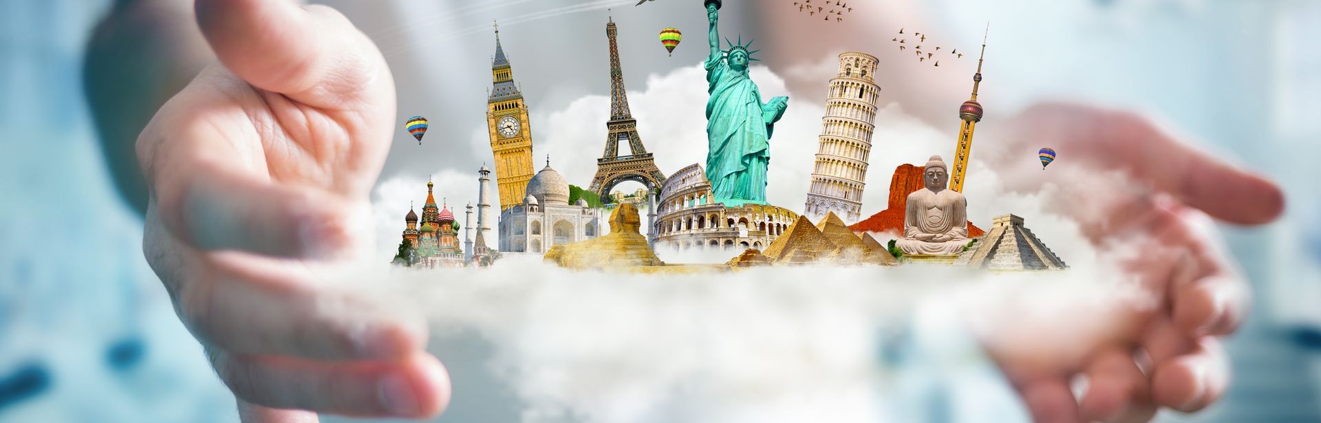 Zwei Hände die eine Wolke hält auf der verschiedene Wahrzeichen, wie der Eiffelturm oder die Freiheitsstatue.