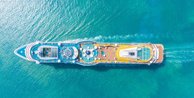 Ein großes Kreuzfahrtschiff von oben