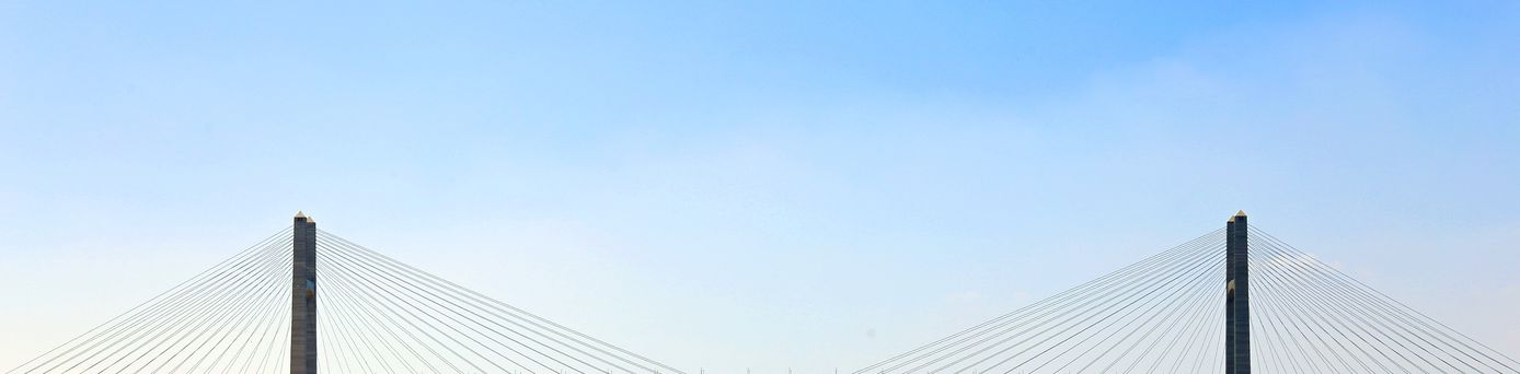 Hängebrücke über dem Suezkanal in Ägypten an einem klaren, sonnigen Tag.