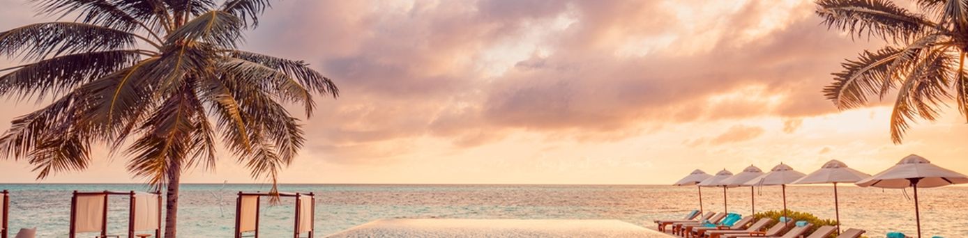 Ein Pool mit Meerblick bei Sonnenuntergang