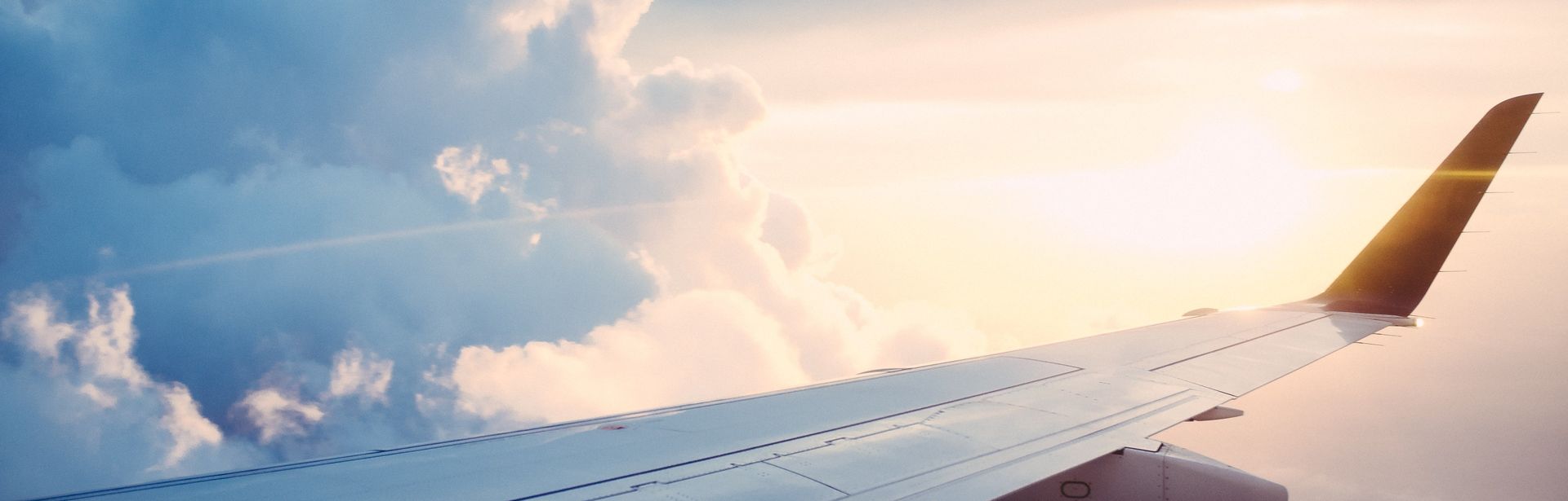 Flug in den Sonnenuntergang