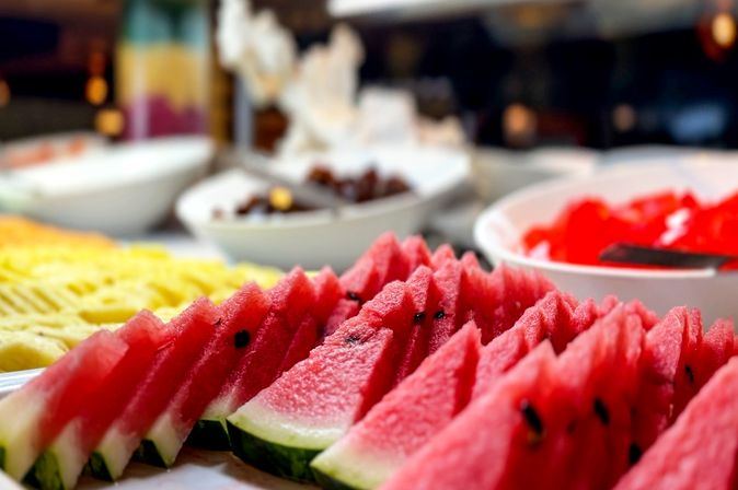 Wassermelonen und anderes Obst als Buffet