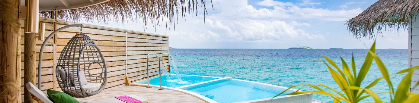 Eine Terrasse mit Privatpool und gemütlichen Liegen über dem Meer