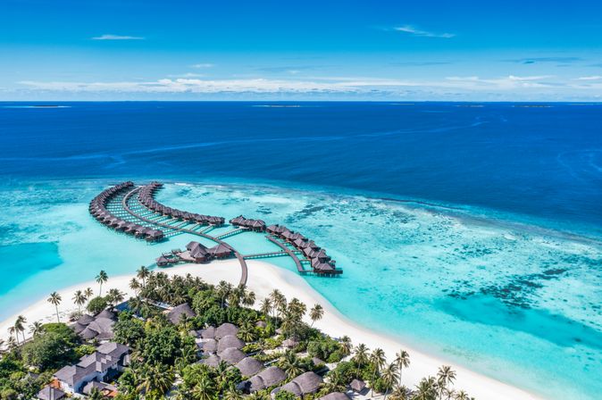 Eine kleine Insel mit vielen Häusern und Wasserbungalows