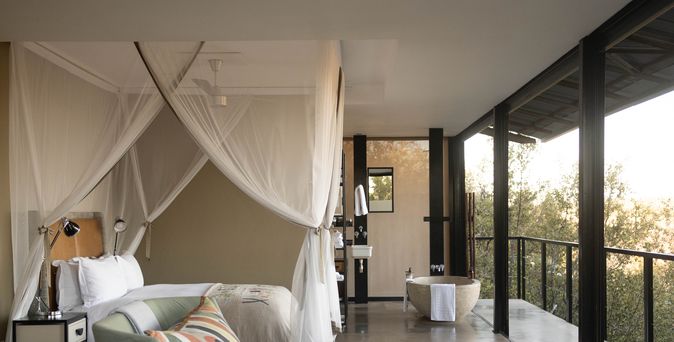 Ein gemütliches Zimmer in einem Boutiquehotel mit Himmelbett und Balkon