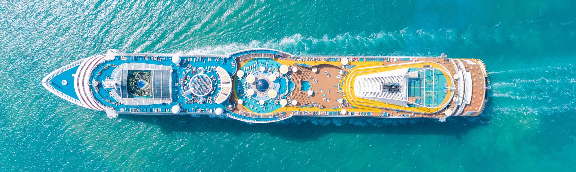 Ein großes Kreuzfahrtschiff von oben