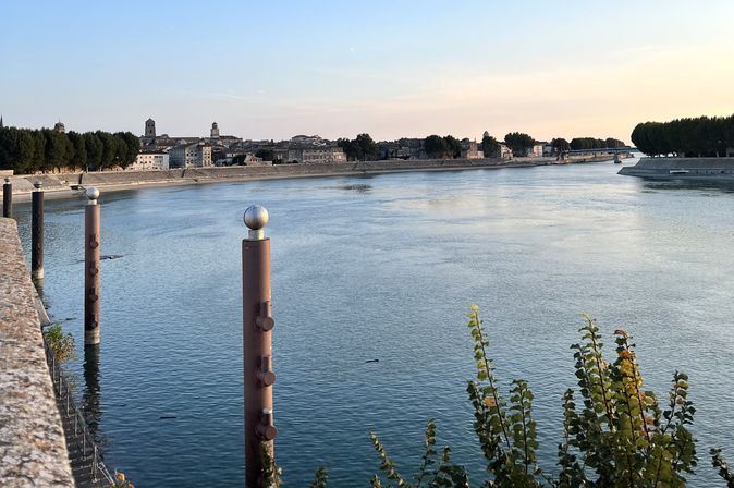 Blick vom Ufer über die Rhône nach Arles