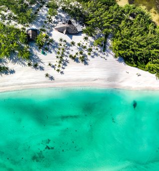 Türkisfarbendes Wasser an einem Strand in Mexiko