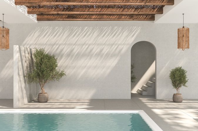 Ecke eines Pools. Im Hintergrund stehen zwei Topfpflanzen und ein Treppenaufgang ist zu sehen