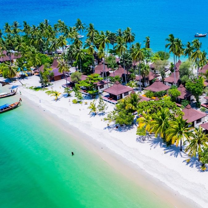 Teil einer Insel mit kleinen Häusern und Palmenstrand
