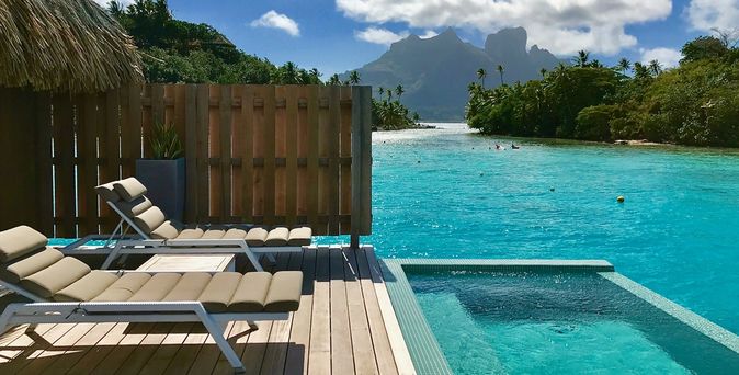 Liegen auf einem abgeschirmten Teil einer Terrasse, die direkt am Pool liegt