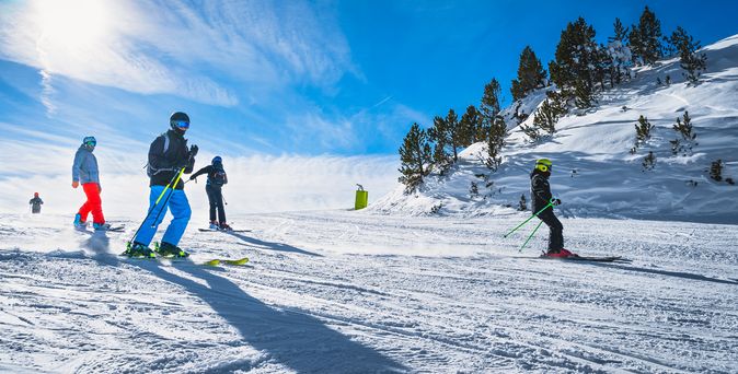 Skifahrer auf einer Schneebedeckten Piste