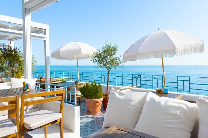 Eine Terrasse mit Blick aufs Meer