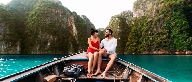 Ein Paar sitzt in einem Boot und schaut sich an