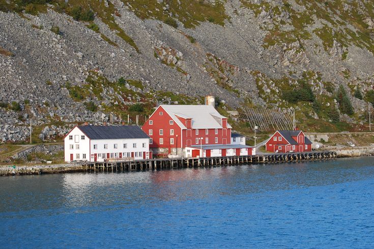 Die Postschiffreise lässt die kleinen und größeren Dörfer vorbeiziehen