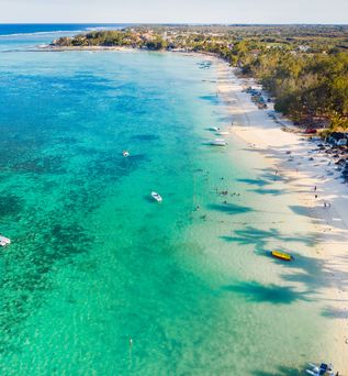 Strand von Mauritius bei Sonnenschein