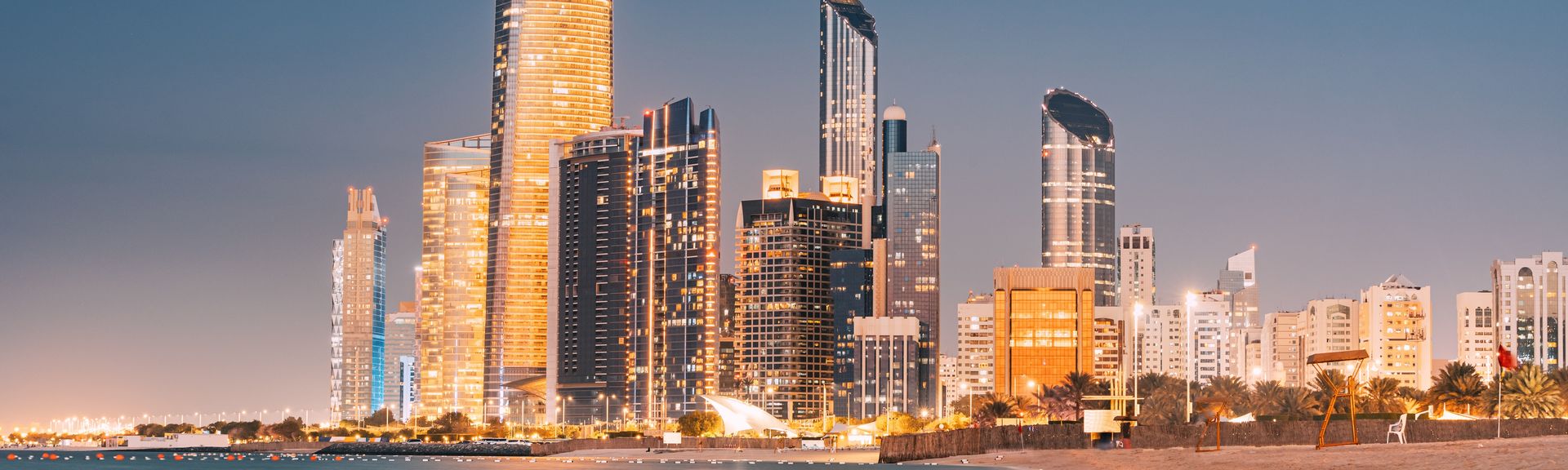 Hell erleuchtete Hochhäuser von Abu Dhabi in der Nacht