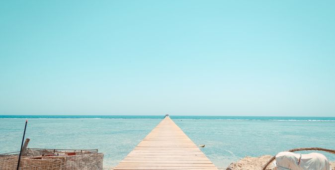 Langer Steg, der ins Meer führt