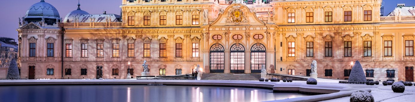 Beeindruckender Palast bei Schnee im Winter