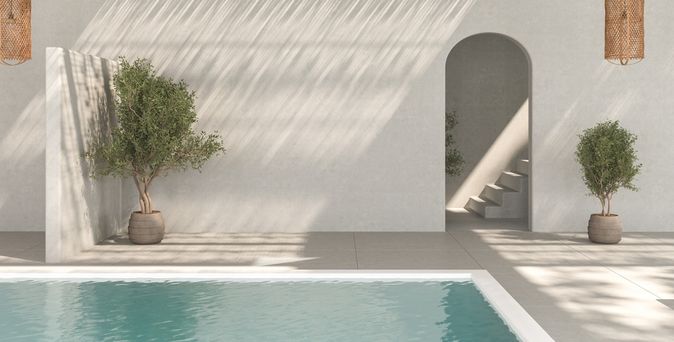 Ecke eines Pools. Im Hintergrund stehen zwei Topfpflanzen und ein Treppenaufgang ist zu sehen