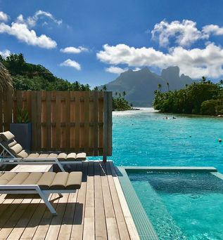 Liegen auf einem abgeschirmten Teil einer Terrasse, die direkt am Pool liegt