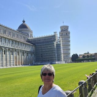 Daniela vor der Weltkulturerbe-Stätte in Pisa mit Schiefem Turm