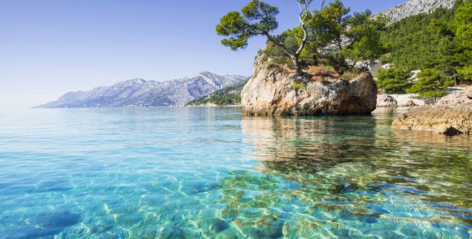 Glasklares Wasser vor einer Insel in Kroatien