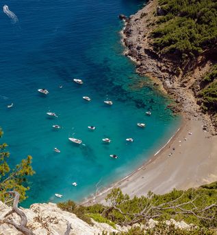 Eine Bucht mit Strand und einigen Schiffen im Meer