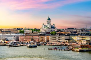 Stadt bei Sonnenuntergang am Wasser