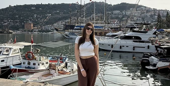 Catherine auf Inforeise in der Türkei am Hafen