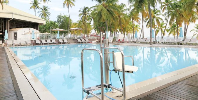 Eine Einstiegshilfe in einen Pool