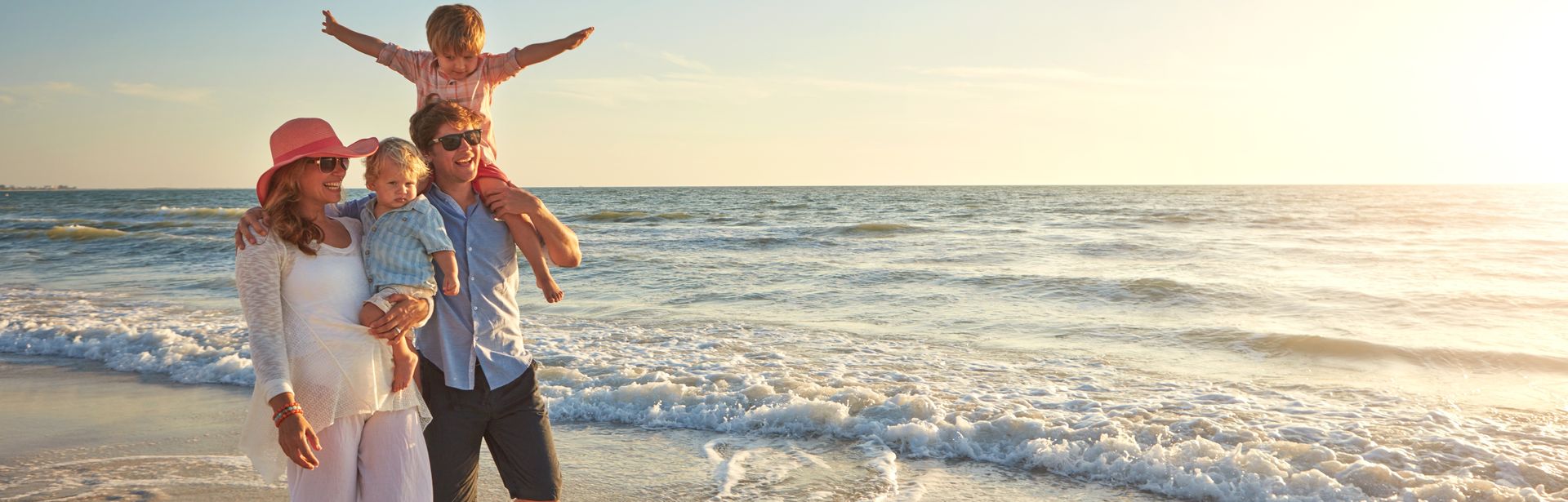 Familie macht einen Strandspaziergang
