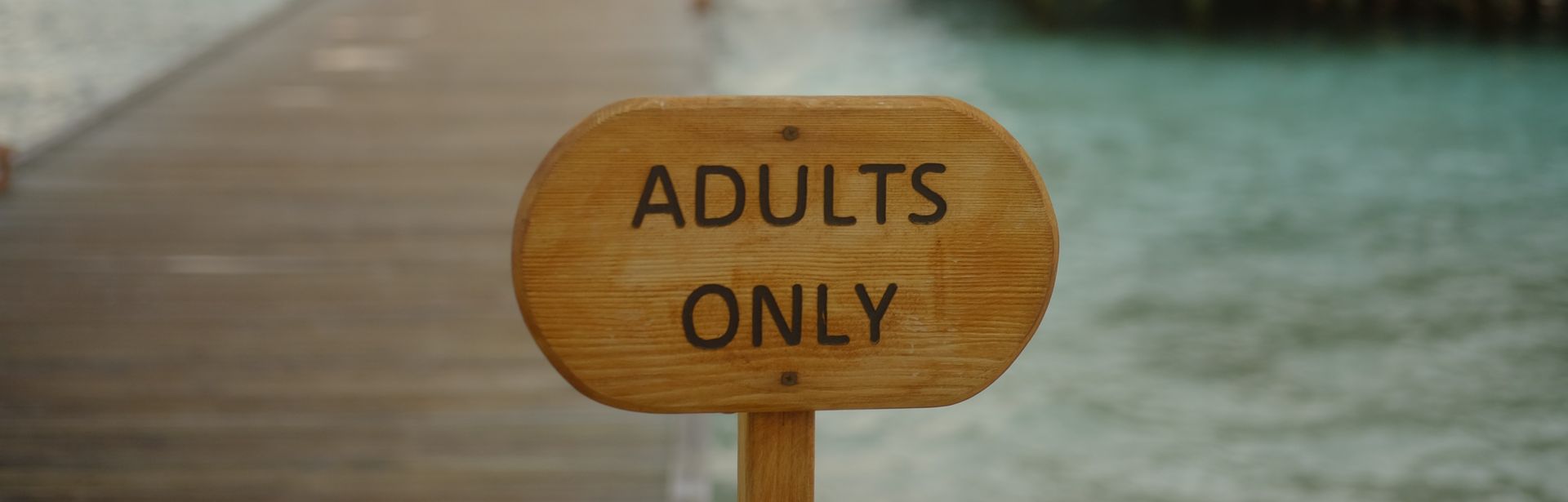 Adults only Schild am Strand