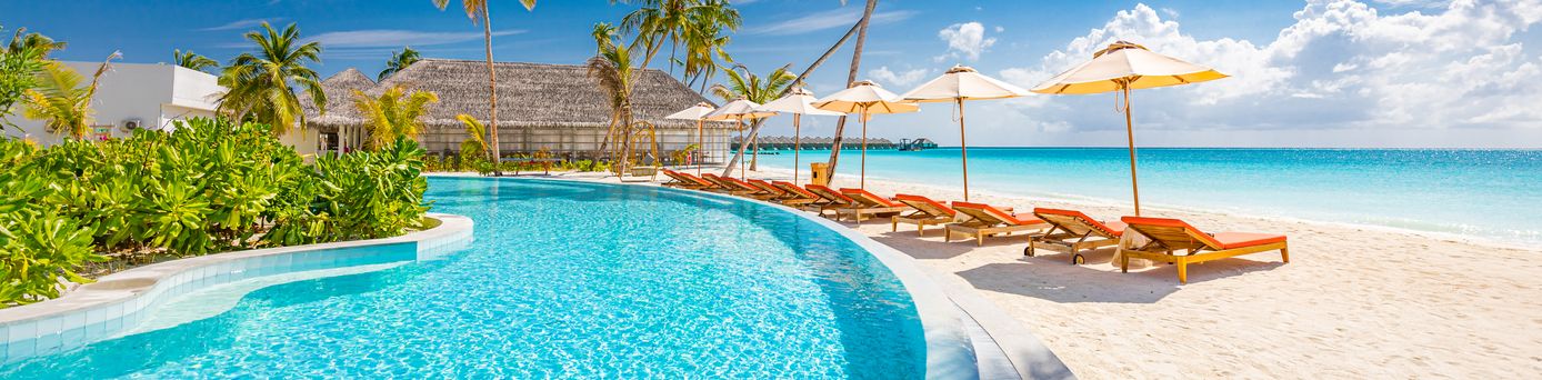 Pool mit direktem Strandzugang und Liegen 