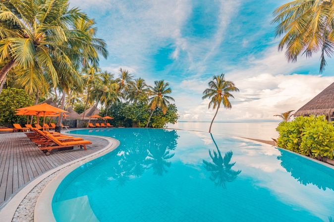 Infinity Pool mit Liegen und Meerblick