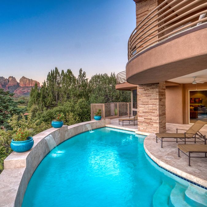 Pool mit Liegen auf dem Balkon eines Hotels