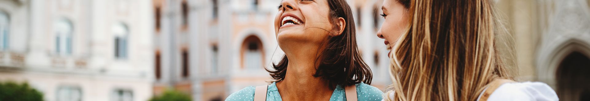 Zwei lachende Frauen mit einem Stadtplan