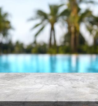 Ein Pool mit verschwommenen Palmen im Hintergrund