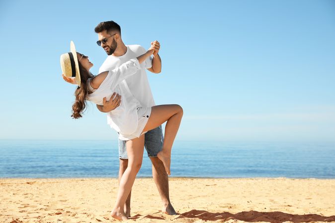 Ein Paar tanzt am Strand