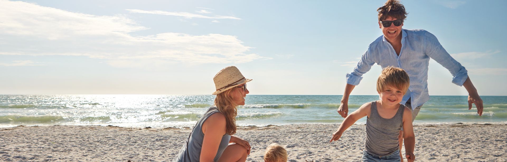 Eine Familie spielt am Strand