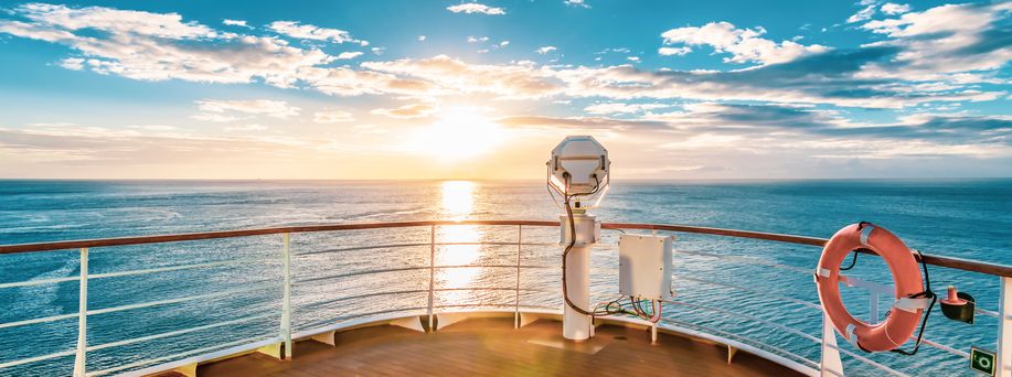 Panoramablick auf das Meer mit einem schönen Sonnenuntergang auf einem Kreuzfahrtschiff