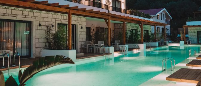 Ein beleuchteter Pool eines eleganten Boutiquehotels