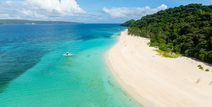 Sandstrand einer Insel mit einem Wald