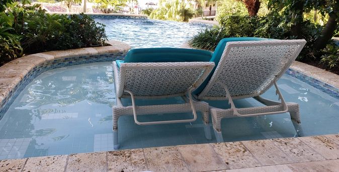 Zwei Liegen in einem kleinen Pool