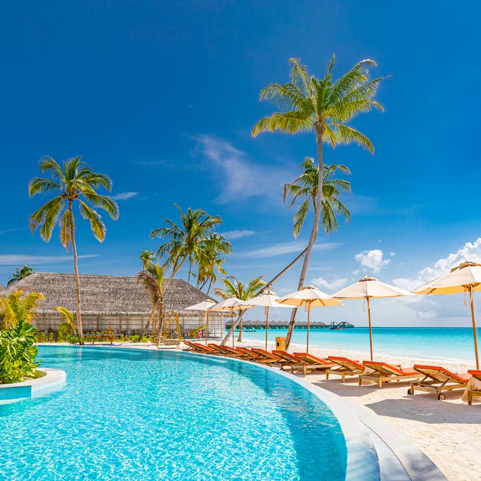 Pool mit direktem Strandzugang und Liegen 