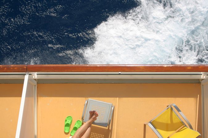 Ein Balkon einer Kabine auf einem Kreuzfahrtschiff von oben