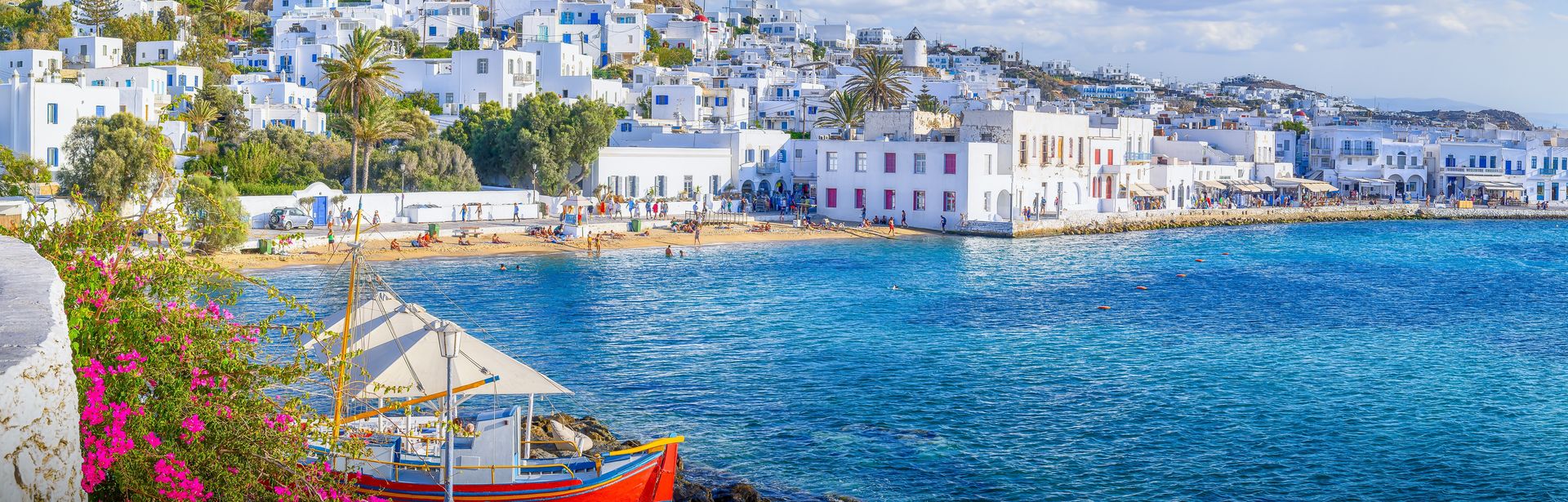 Stadt mit vielen weißen Gebäuden direkt am Meer