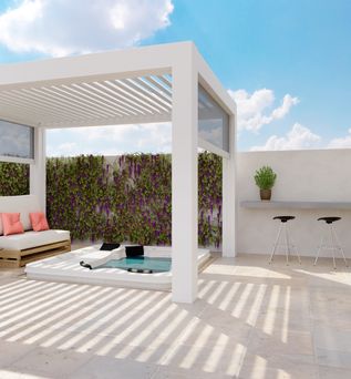 Moderne und elegante Hotelzimmerterasse mit einer Kochecke und einem Whirlpool mit Überdachung