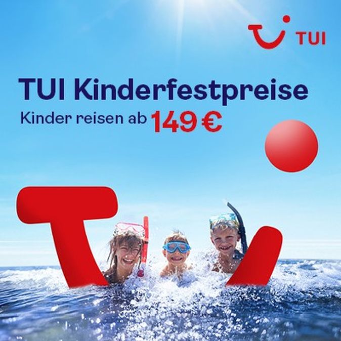 Drei Kinder mit Schnorchel und Taucherbrillen schauen aus dem Wasser und lächeln. Das Tui Logo ragt vor ihnen halb aus dem Wasser. Oben steht der Text: Tui Kinderfestpreise; Kinder reisen ab 149€ 